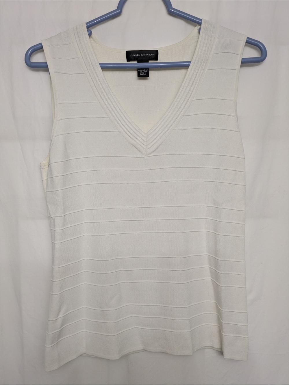 Cable & Gauge Cream V‑Neck Sleeveless Knit Top - Picture 2 of 6